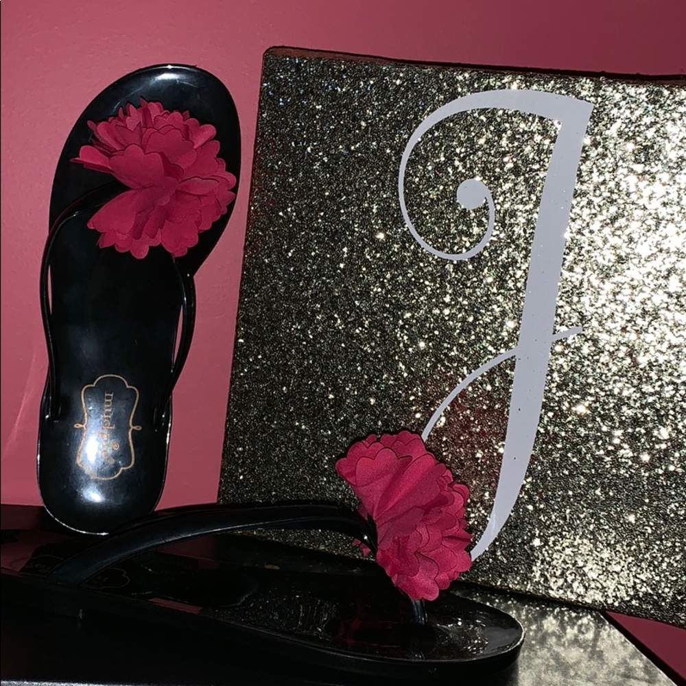 Black gel sandals